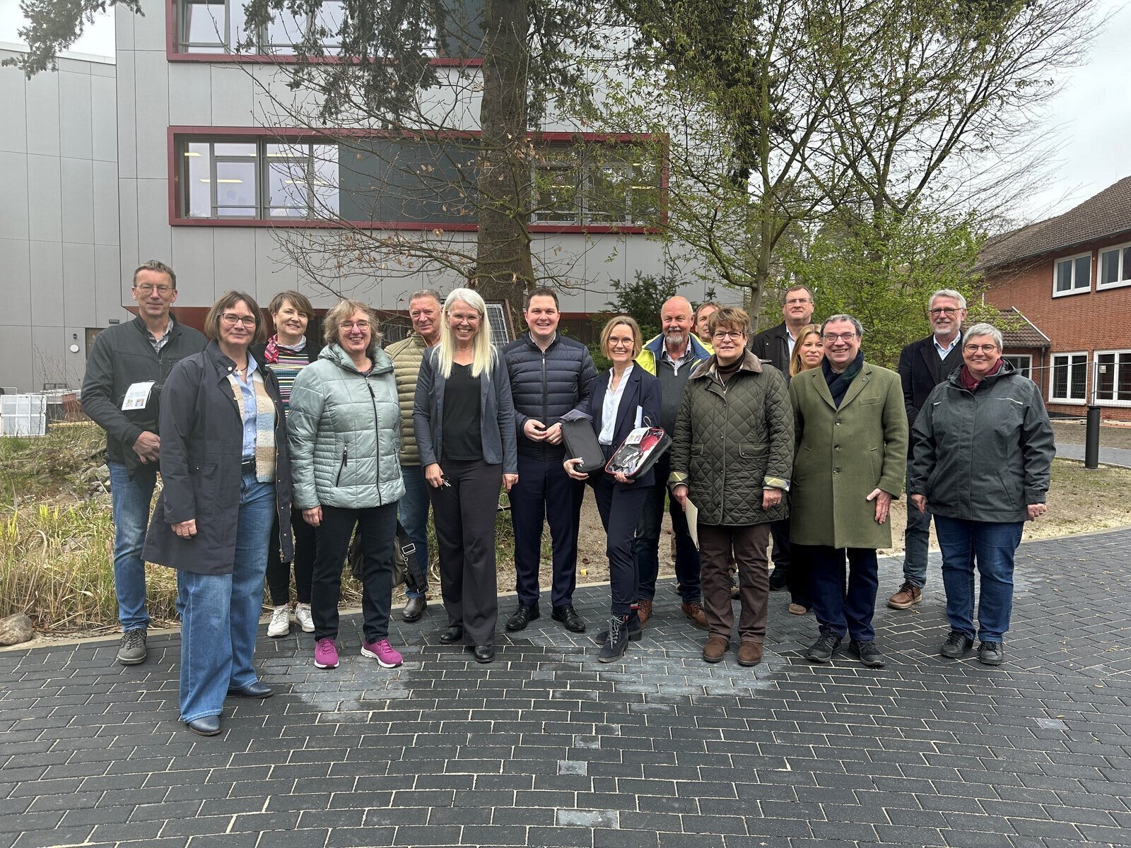 Bild vergr&ouml;&szlig;ern: BBS 1 Schulinnenhoferöffnung_Gruppenbild