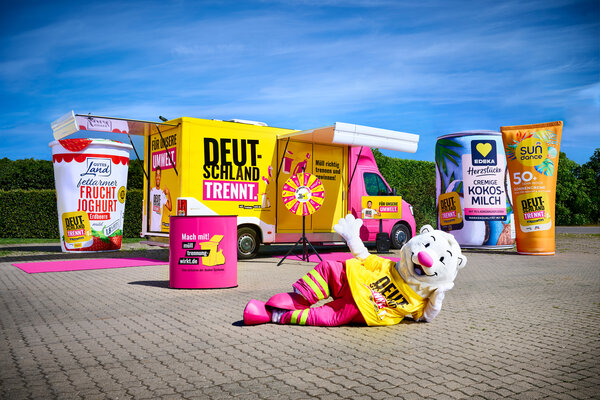 n ihrem Showtruck bringen die Teams der dualen Systeme ihr Maskottchen „TRENN-BÄR“ mit. Als fröhlicher Eisbär in Arbeitskleidung eines Müllwerkers lädt er Besucherinnen und Besucher mit seinem Fragenrad ein, ihr Wissen über Mülltrennung gleich vor Ort zu testen.