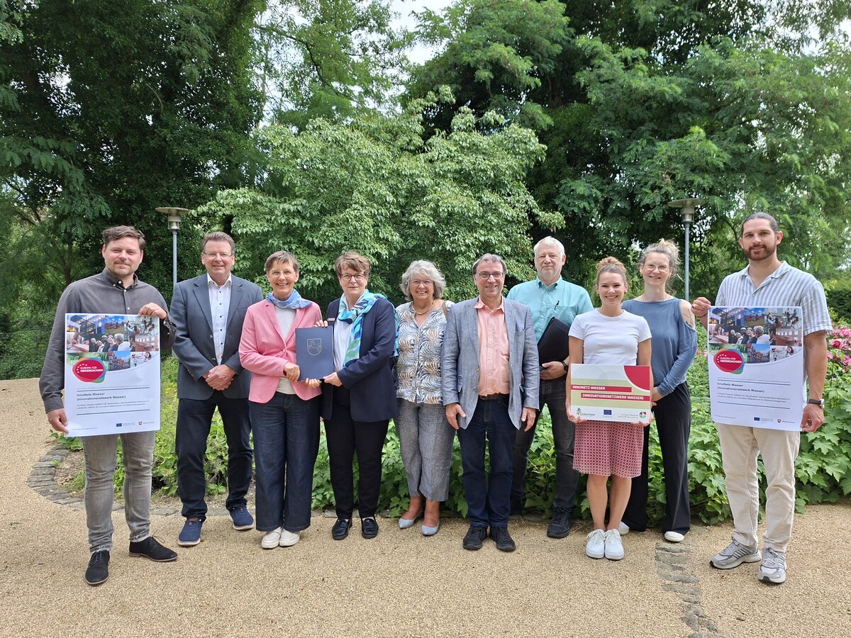 Die Projektbeteiligten (von links) bei der Übergabe des Förderbescheids: Sören Brose aus der Abteilung Natur- und Landschaftsschutz des Landkreises Gifhorn, Rolf-Dieter Schulze, Samtgemeindebürgermeister Wesendorf, Dr. Ulrike Witt, Landesbeauftragte für regionale Landesentwicklung Braunschweig, Kreisrätin und Umweltdezernentin Ute Spieler, Antje Präger, Leiterin des Fachbereichs Umwelt beim Landkreis Gifhorn, Dr. Franz-Josef Holzmüller, Leiter des Fachbereichs Bauwesen beim Landkreis Gifhorn, Klaus-Dieter Böse, Geschäftsführer des Landvolk-Kreisverbands Gifhorn-Wolfsburg, Annik Bechmann vom Regionalmanagement der Zukunftsregion SüdOstNiedersachsen, ihre ehemalige Kollegin und Mitinitiatorin Katja Theißen und Felix Plath vom Team Klimaschutzmanagement des Landkreises Gifhorn. 