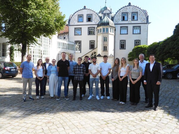 Bereit für eine Karriere im öffentlichen Dienst – zehn Nachwuchskräfte haben am 1. August 2026 ihre Ausbildung beim Landkreis Gifhorn aufgenommen und wurden von der Leitung und der Personalvertretung begrüßt. 