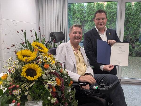 Philipp Hanf erhält die Medaille für vorbildliche Dienste um den Nächsten