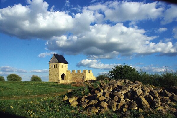 Bild vergr&ouml;&szlig;ern: Tor II der Pfalz Werla im Abendlicht