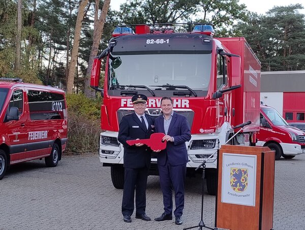 Landrat Raulfs übergibt Ausstattung an die Kreisfeuerwehr